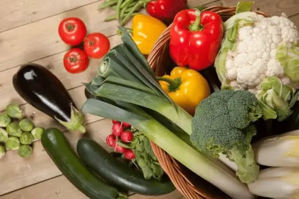 Svježe povrće iz vašeg vrta jedna je od zdravstvenih prednosti vrtlarstva u kontejnerima.