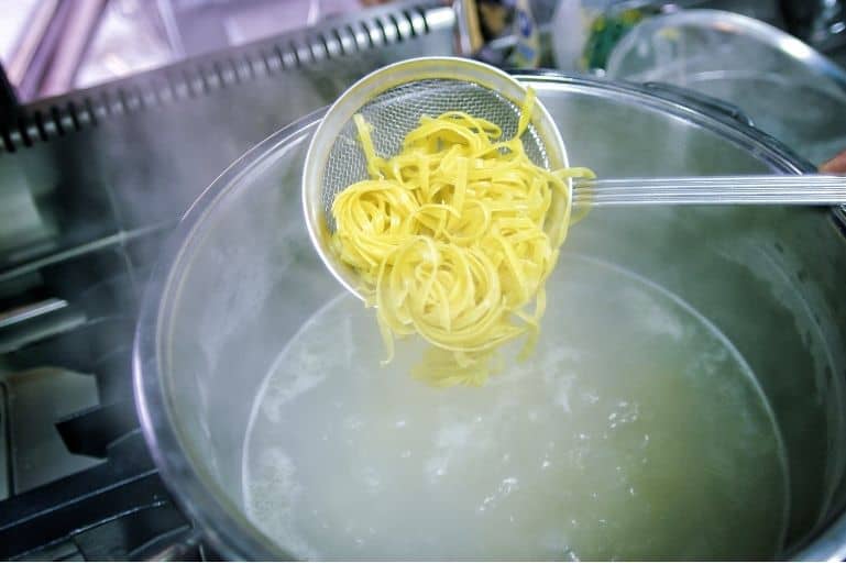 Korištenje vode od tjestenine na biljkama