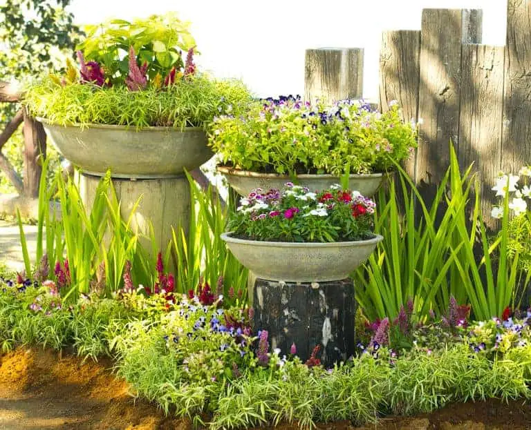 Vrt s lončanicama može učiniti da se vaša kuća ističe od drugih.